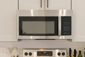 Køkken eller tekøkken på A plus location pool washer dryer gym modern