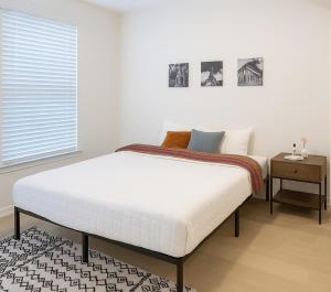 En eller flere senge i et værelse på A plus location pool washer dryer gym modern