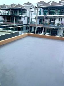 - une vue sur un bâtiment depuis le toit dans l'établissement HOMESTAY Mu, à Simpang Ampat 16 autres photos