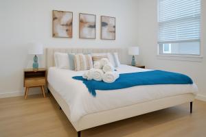 En eller flere senge i et værelse på Worker Friendly KINGbed Washer Dryer A plus Location Wifi