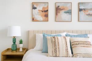 En eller flere senge i et værelse på Worker Friendly KINGbed Washer Dryer A plus Location Wifi