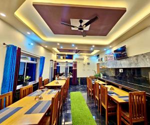 TV a/nebo společenská místnost v ubytování Geetanjali Palace Hotel & Restaurant