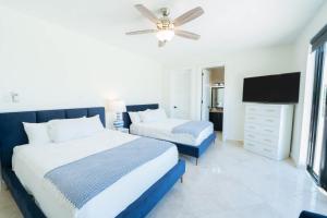 En eller flere senge i et værelse på 5 BR Dorado Dreams at Ritz Dorado Beach Resort