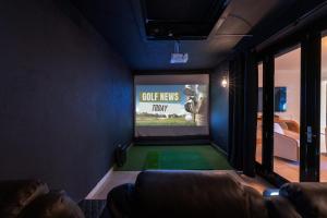 Et tv og/eller underholdning på 5 BR Dorado Dreams at Ritz Dorado Beach Resort