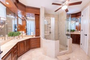 Et badeværelse på 5 BR Dorado Dreams at Ritz Dorado Beach Resort