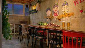 un bar con una mesa con un plato de comida en Gangneung ggabinejip hanok pension, en Gangneung