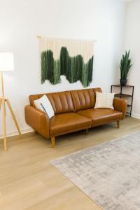 Posezení v ubytování Relaxing 1BR escape worker friendly A plus Location