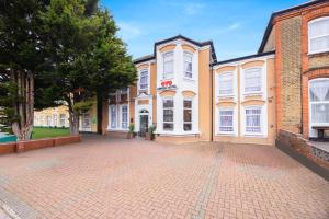 an empty street in front of a building at Arinza Hotel, London Ilford in Ilford +47 photos