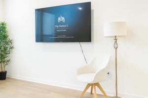 Et tv og/eller underholdning på WorkerFriendly WasherDryer WiFi LongStayDiscount