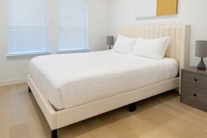 En eller flere senge i et værelse på WorkerFriendly WasherDryer WiFi LongStayDiscount + 14 billeder