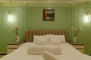 En eller flere senge i et værelse på Nivaas Homestay