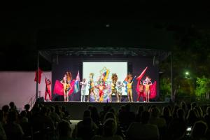 Side Star Resort Hotel - Ultra All Inclusive في سيدي: مجموعة من الفنانين على خشبة المسرح مع حشد من الناس +65 صورة