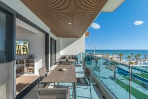 una vista dell'oceano dal balcone di un hotel di Encantame Soleil 3rd Floor R-303 2BR Sleeps 8 a Playa Encanto