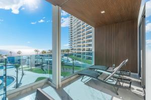 balcone con vista sulla piscina e su un edificio di Encantame Soleil 3rd Floor R-303 2BR Sleeps 8 a Playa Encanto
