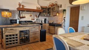 eine Küche mit Holzschränken und einem Tisch mit einem Esszimmer in der Unterkunft Villa OVerdon in Aiguines