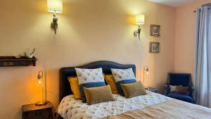 ein Schlafzimmer mit einem Bett mit gelben und blauen Kissen in der Unterkunft Villa OVerdon in Aiguines