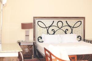 a bedroom with a bed with a black and white headboard at Complejo Caribe in Monte Alen