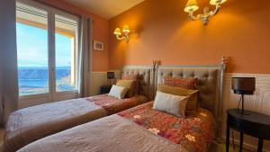 ein Schlafzimmer mit zwei Betten und einem großen Fenster in der Unterkunft Villa OVerdon in Aiguines + 91 Fotos