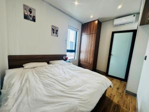 a bedroom with a large white bed in it at Homestay Lion in San Cap