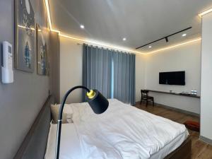 a hospital room with a bed and a lamp at Homestay Lion in San Cap
