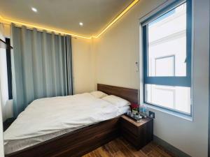 a small bedroom with a bed and a window at Homestay Lion in San Cap