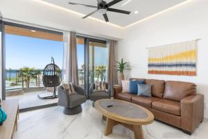 een woonkamer met een bank en een tafel bij Encantmame Soleil 1BR lockoff sleeps 4 in Playa Encanto