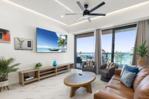 een woonkamer met een bank en een tafel bij Encantmame Soleil 1BR lockoff sleeps 4 in Playa Encanto