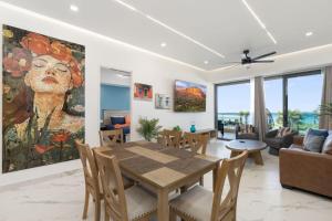 een eetkamer en een woonkamer met een tafel bij Encantmame Soleil 1BR lockoff sleeps 4 in Playa Encanto