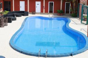 a large blue swimming pool in front of a building at Complejo Caribe in Monte Alen