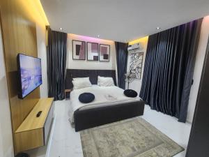 En eller flere senge i et værelse på Citynest Apartment Laderin