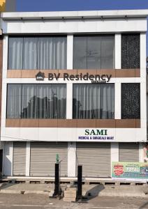 een gebouw met een uithangbord aan de zijkant bij BV Residency in Pondicherry