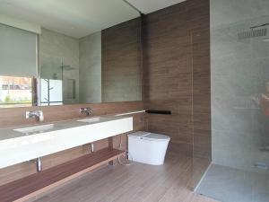 ein Badezimmer mit zwei Waschbecken und einer Dusche in der Unterkunft Aileen Layan Villa 3 Private Pool 4 Bedroom in Layan Beach + 19 Fotos