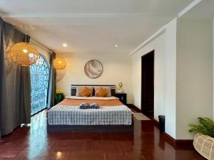 Giường trong phòng chung tại 4BR 10PAX Ensuite Near EmQuartier Emporium Emsphere