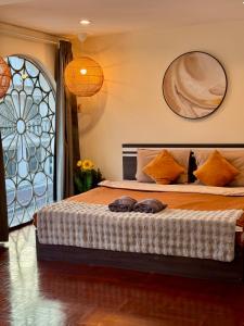 Giường trong phòng chung tại 4BR 10PAX Ensuite Near EmQuartier Emporium Emsphere