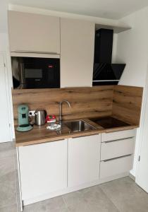 Kuchyň nebo kuchyňský kout v ubytování Modernes Apartment mit Balkon und Tiefgarage Toplage Paderborn + 5 fotografií