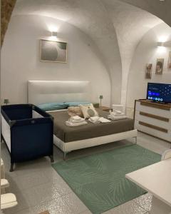 una camera da letto con un letto e una scrivania con un computer di F&F Room a Sassari