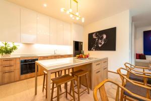 Køkken eller tekøkken på Luxury Teak 4BR Private Pool Villa in Bang Tao