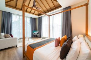 En eller flere senge i et værelse på Luxury Teak 4BR Private Pool Villa in Bang Tao