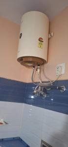 eine Lampe, die von der Decke eines Badezimmers hängt in der Unterkunft Pearl farmstay in Kushālnagar