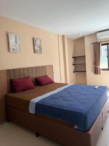 En eller flere senge i et værelse på OKIE HOUSE HOTEL Poppies2 3 min from Kutabeach + 3 billeder