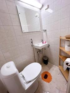 ein Badezimmer mit weißer Toilette und Waschbecken in der Unterkunft Special price offer runs till 31st Dec 2025 in Helsinki