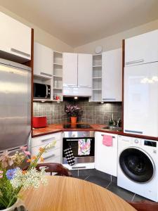 eine Küche mit weißen Schränken und einem Geschirrspüler in der Unterkunft Special price offer runs till 31st Dec 2025 in Helsinki