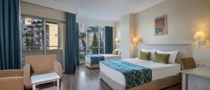 een hotelkamer met een bed en een balkon bij Side Star Park Hotel - All Inclusive in Side +34 foto's