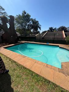 una piccola piscina blu in un cortile di Dior-X Manor a Durban