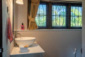 Et badeværelse på Verryn Khao Kho วิลล่าสำหรับ 8 ท่าน ติดวัดผาซ่อนแก้ว เดิน 5 นาที สัมผัสบรรยากาศอบอุ่น เหมือนได้กลับมารวมตัวกันอีกครั้ง