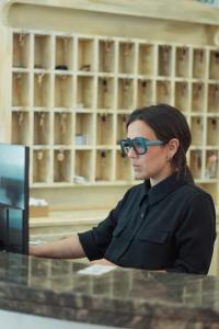 une femme assise à un bureau utilisant un ordinateur dans l'établissement Hotel Montiruju, à Santa Maria 85 autres photos