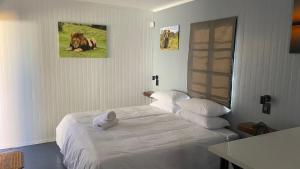 En eller flere senge i et værelse på Sundays River Adventures Cottages