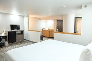 Postel nebo postele na pokoji v ubytování Rodeway Inn + 8 fotografií