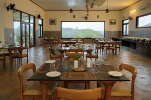 En restaurant eller et andet spisested på Sonemale Resort Chikmagalur + 26 billeder