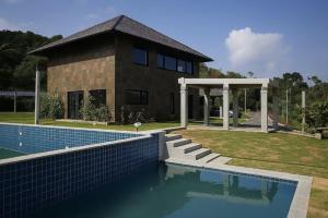 Swimmingpoolen hos eller tæt på Sonemale Resort Chikmagalur